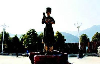 ����ͺڻ����ĵ�·����ţë������ѡ����һ��������ɽ�ߵĵ�·